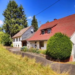 Zweifamilienhaus mit angrenzendem Waldgrundstück in idyllischer Ortsrandlage!