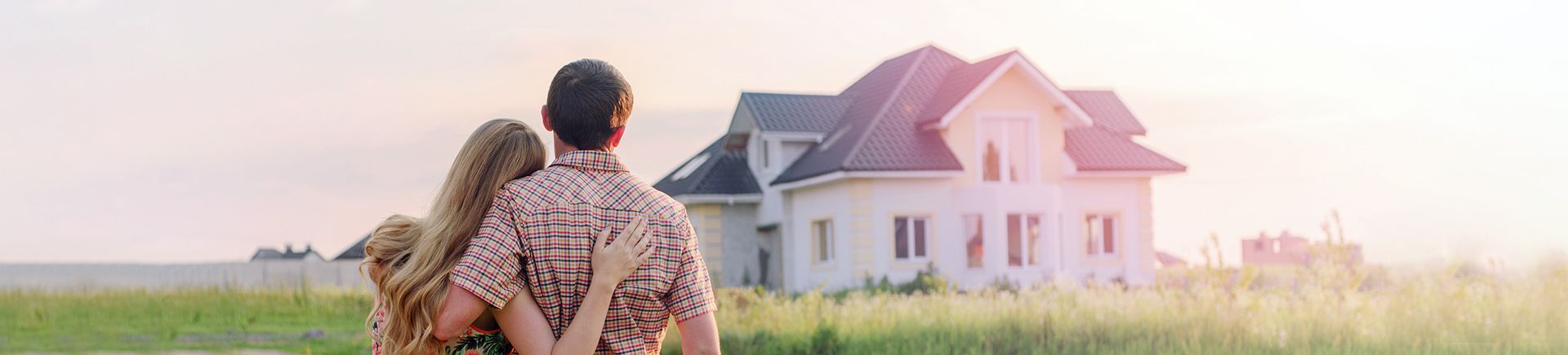 Immoperlen Immobilienmakler Paar am Haus listing