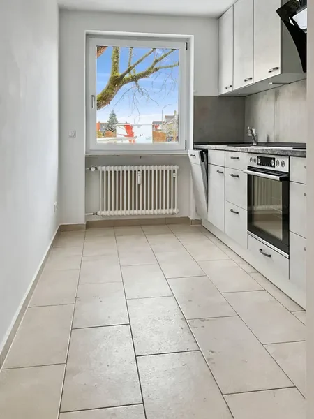 Helle Küche mit praktischer Einbauküche