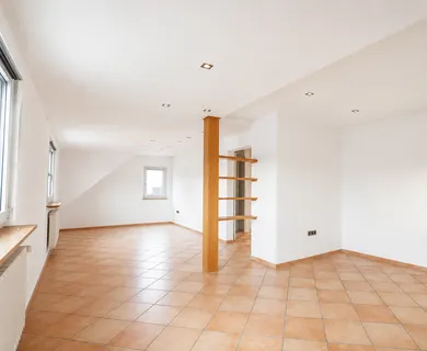 Helle ca. 80 m² große 2-Zimmer-Maisonettewohnung mit Spitzboden, Einbauküche und Tageslichtbad