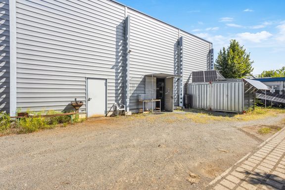 Vielseitig nutzbare Lagerhalle ab sofort verfügbar