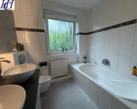 Bad mit Wanne und Dusche