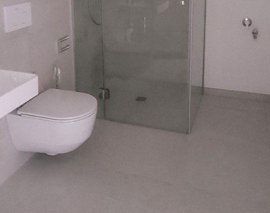 Duschbad mit Waschmaschinenanschluss