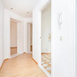 Heller Altbau mit 2 Zimmer und Südbalkon. +Provisionsfrei+