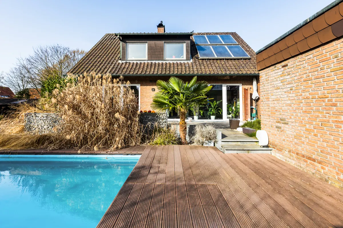 Außenbreich mit Blick auf den Anbau 