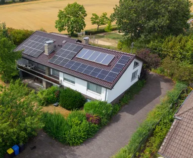 Geräumiger Bungalow mit Pool, Doppelgarage und Photovoltaikanlage in Ortsrandlage von Altenkirchen!