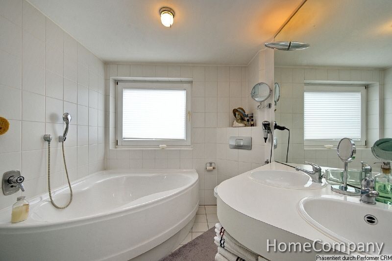 Bad mit Wanne und Dusche