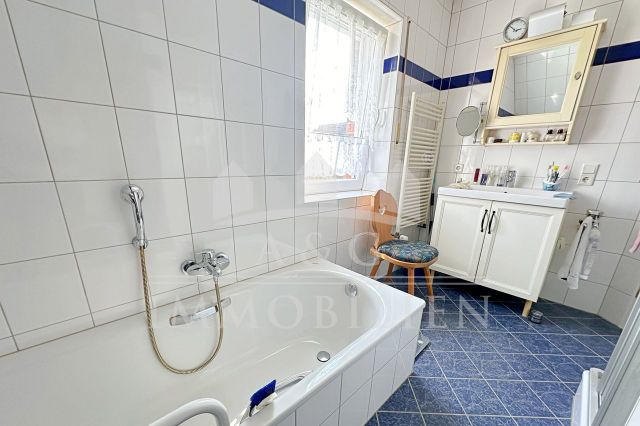 BAD MIT DUSCHE-WANNE-WC  OG
