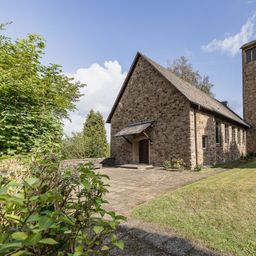 Besonderes Ensemble auf Erbpachtgrundstück: Kirche, Pfarrhaus und Freifläche in grüner Umgebung