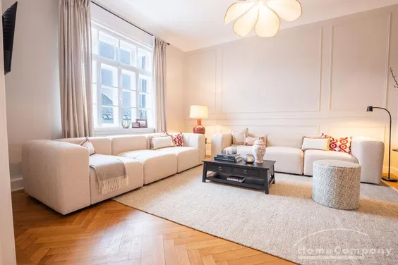 ***Klassische Eleganz in vollendeter Form – stilvoll sanierte Altbauwohnung mit Balkon in Bestlage Altbogenhausen