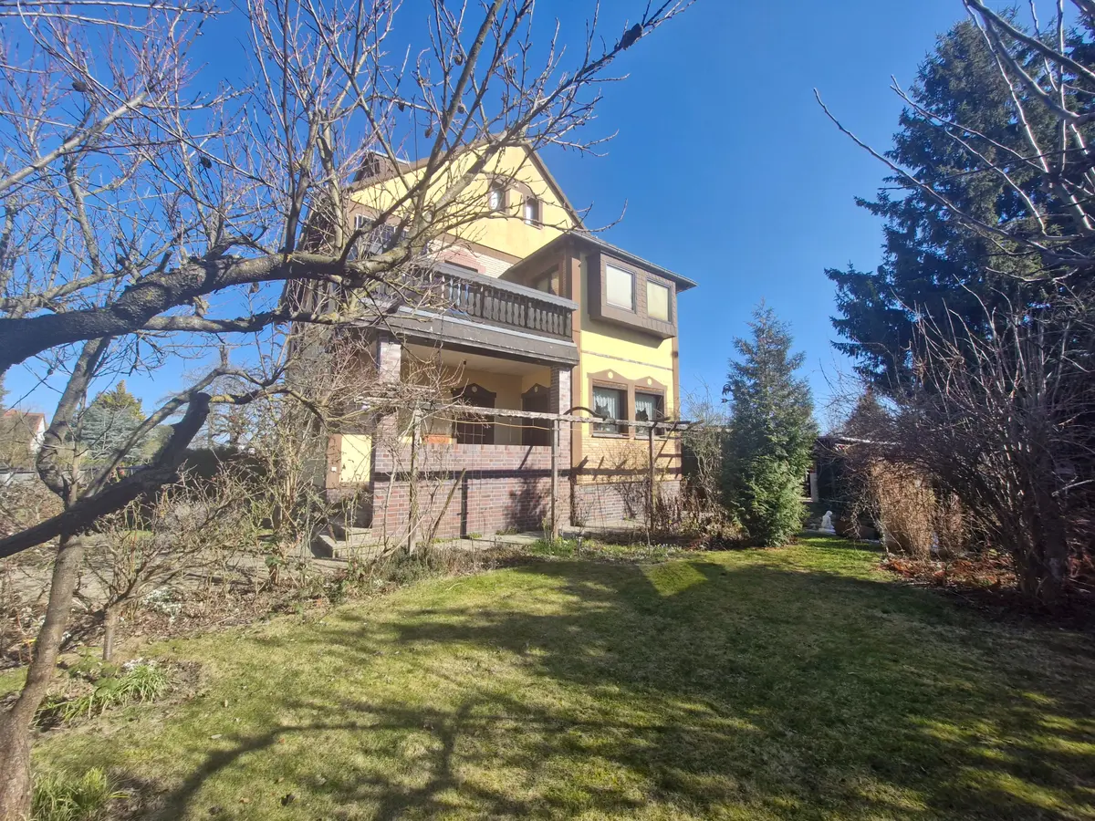 seitlicher Blick vom Garten auf das Haus