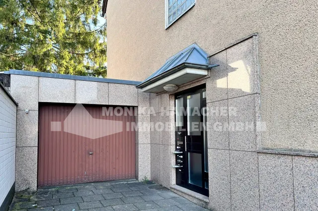 Eingang und Garage 50