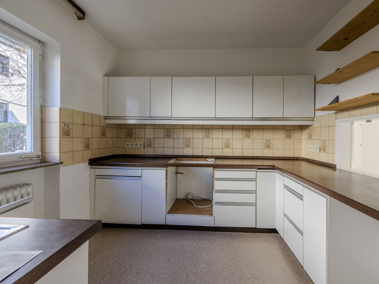 Küche mit Durchreiche