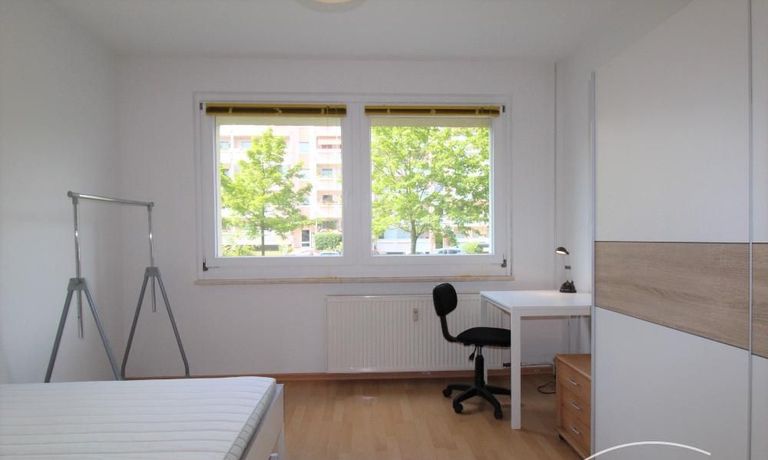 Schlafzimmer 1 mit Doppelbett, Schrank und Schreibtisch