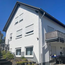 Wohnen oder investieren: Großzügig geschnittene Eigentumswohnung mit Balkon und Stellplätzen!