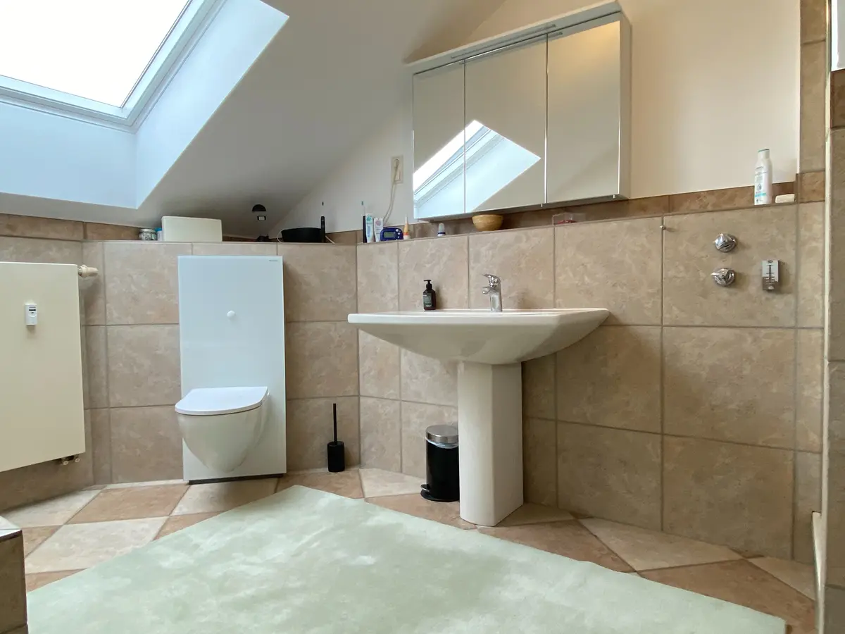 Tageslichtbad mit Wanne und Dusche