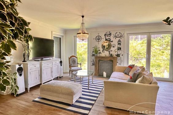 Lichtdurchflutete Designwohnung mit Balkon