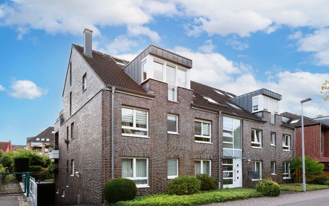 Schlebusch: Elegante 2-Zimmer-Wohnung mit XXL-Balkon im 1. OG in ruhiger, grüner Sackgassenlage