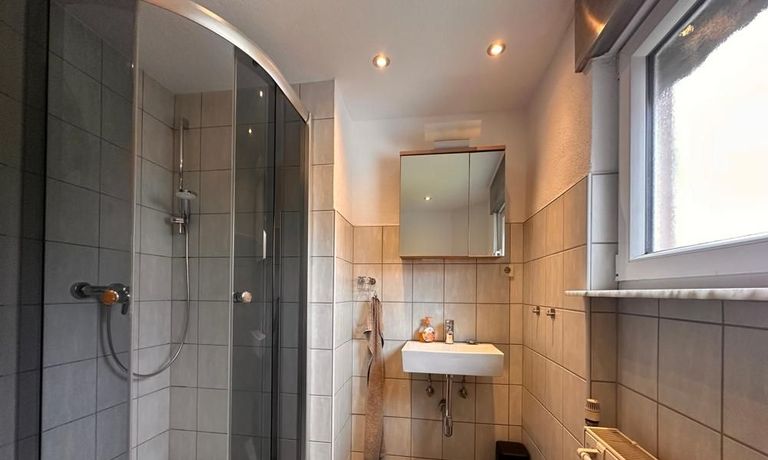 Tageslichtbad mit Dusche