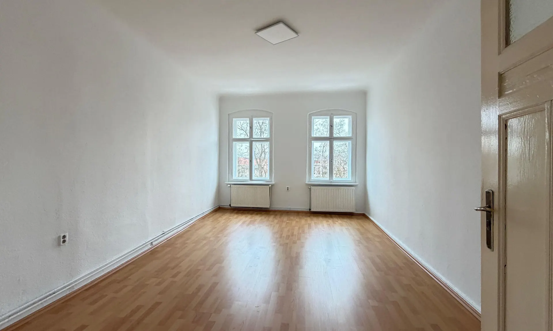 Teilgewerbliche Vermietung! Zweiraumwohnung mit Einbauküche !