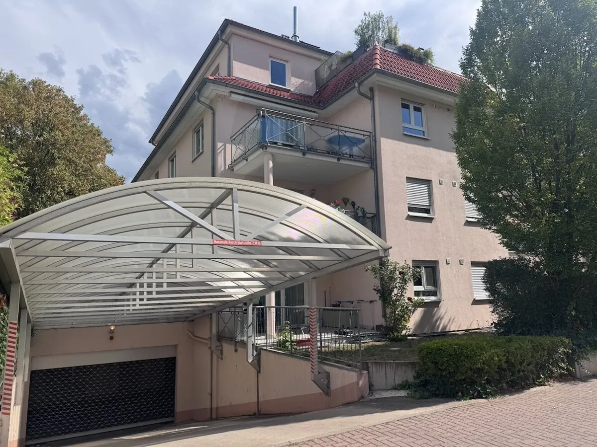Objektansicht Terrasse + Garten (KI bearbeitet)
