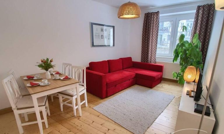 Vom Wohnzimmer hat man einen Blick auf den gr&uuml;nen Hinterhof