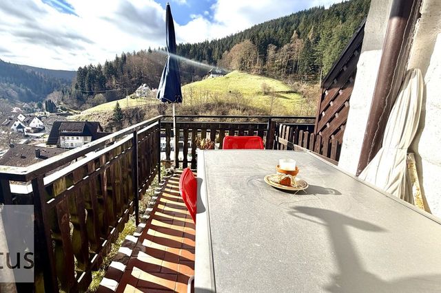 sonniger Terrasse zum Entspannen