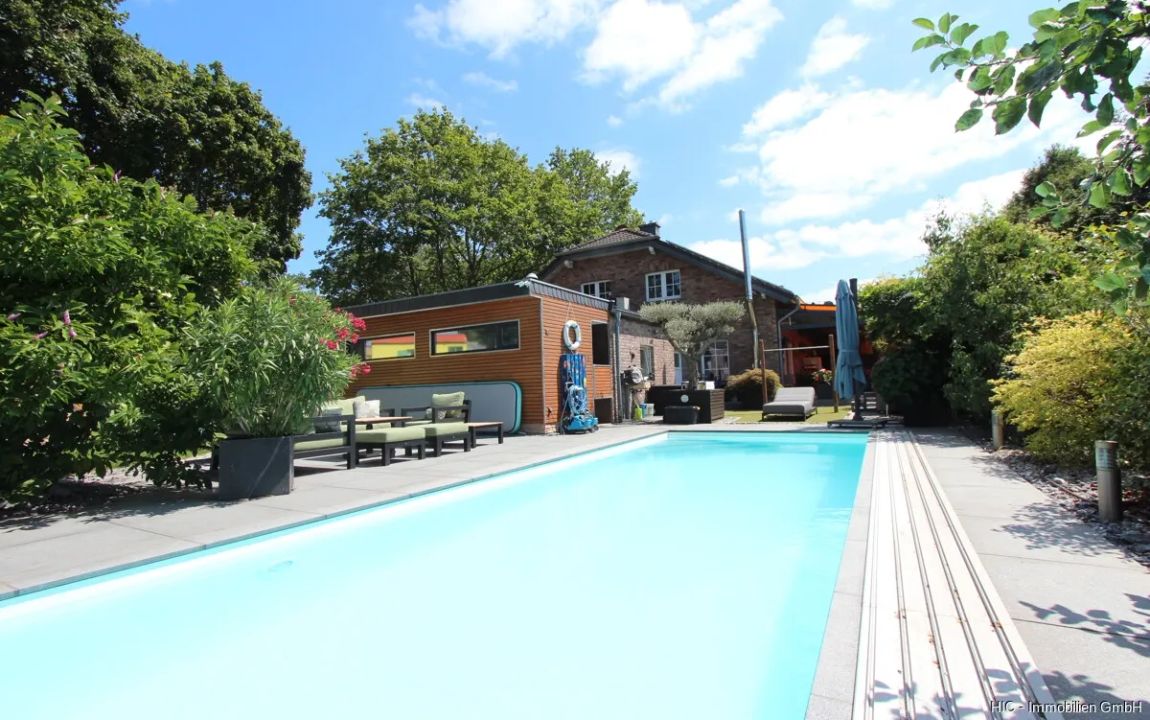 Nettetal: Freistehendes, exklusives Einfamilienhaus mit ca. 210 m² Wohnfläche, Pool und Doppelgarage