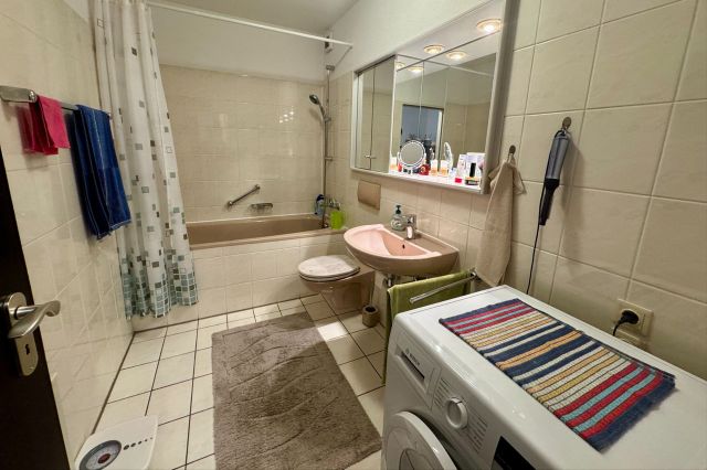 Bad mit Wanne und WM Anschluss