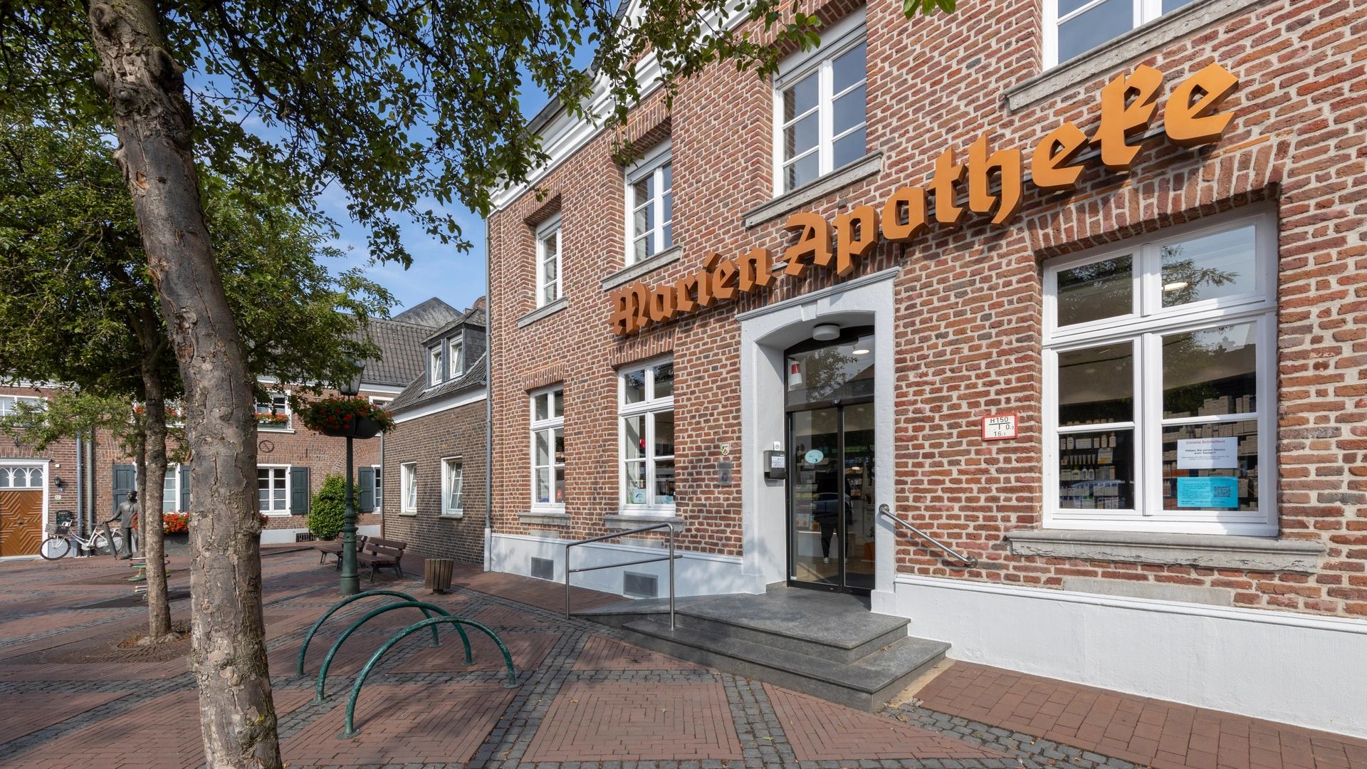 Außenansicht der Marien Apotheke Kerken – einladend und zentral gelegen.
