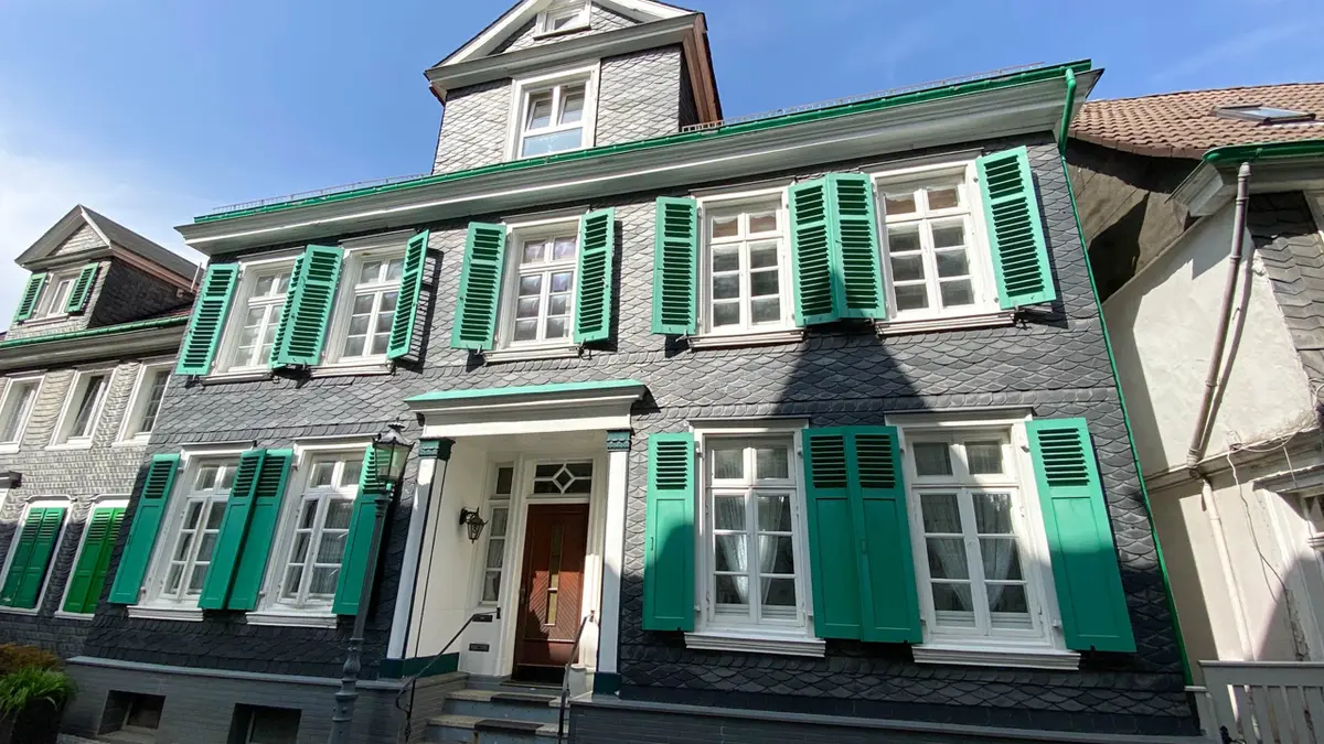 Dreifamilien-Fachwerkhaus, Ansicht von der Straße rechts