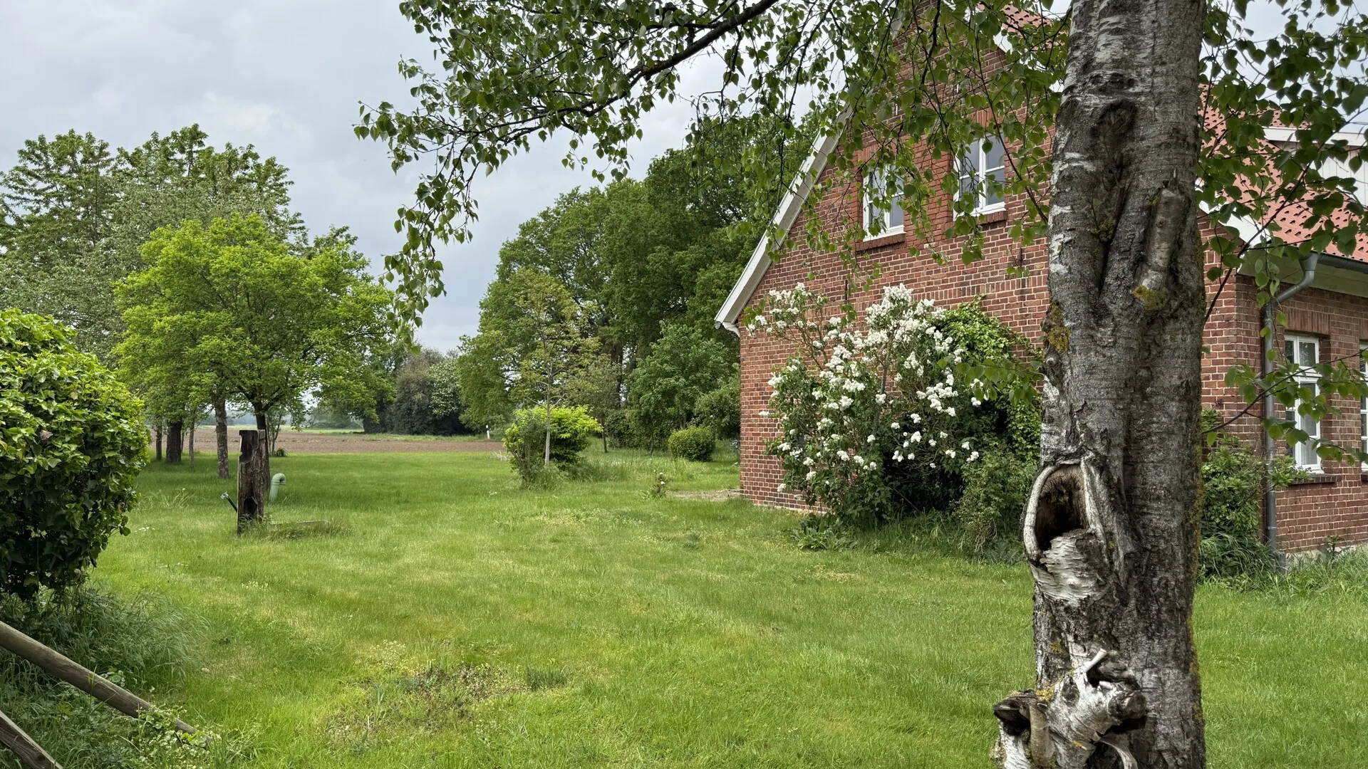Ferienhaus mit Dauerwohnsitz – solides Landhaus im Grünen