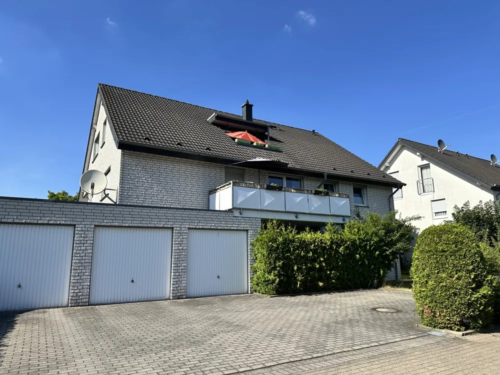 Vorderansicht mit Stellplatz