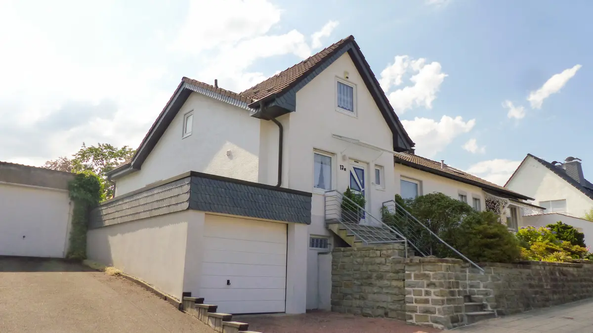 Straßenansicht mit Garage