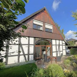 Liebenswertes Fachwerkhaus mit „Werkstatt & Co.“!