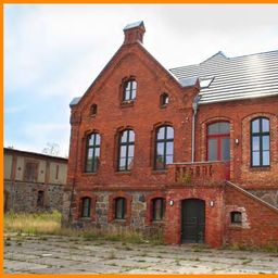 Ehemaliger Gutshof mit Herrenhaus, Mühlengebäude, Scheunen und Ställen