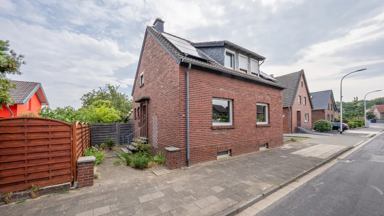 Grünes Paradies mit PV-Anlage: 92 m² Wohnfläche auf 871 m² Grundstück inkl. Teichanlage