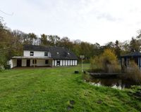 Teich mit Blick auf überdachten Freisitz am Haus