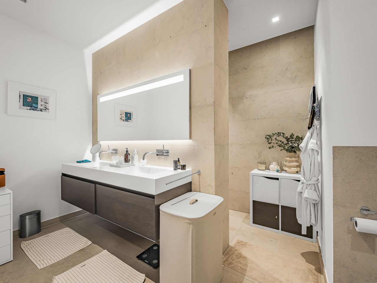 Ein Suite Bad mit großer Walk in Dusche