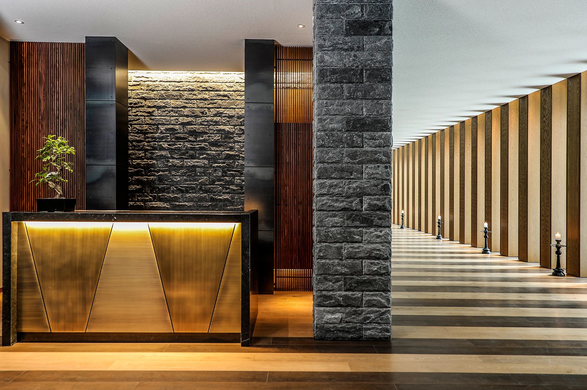 thielproperty ag, Andermatt – Empfangsbereich mit Tresen und langem Flur