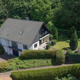 Traumlage am Waldrand von Hachenburg – Gepflegtes EFH mit ELW, Fernsicht und Schlossblick!
