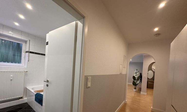 Flur und Tageslichtbad