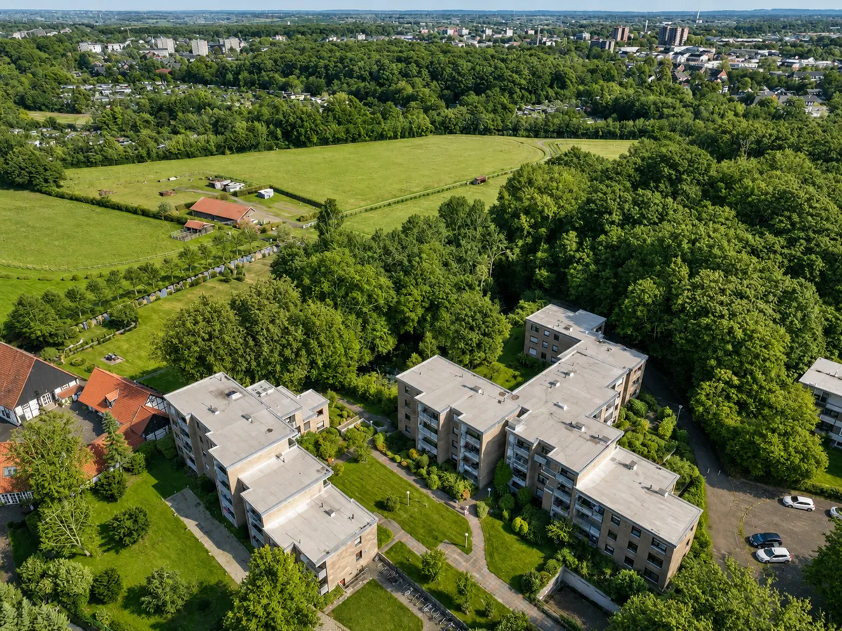 ...eingebettet in viel Grün