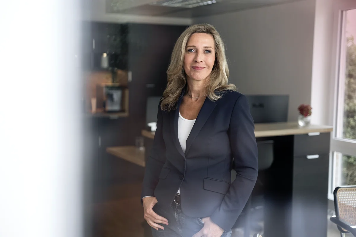 katja-bremer-immobilienexpertin Katja Bremer steht in einem hellen Wohnraum