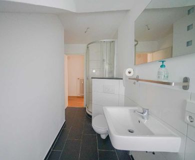 Ratingen-Süd: Gemütliche 3-Zimmer-Dachgeschosswohnung mit EBK und Gartenmitbenutzung im Grünen - Photo 3