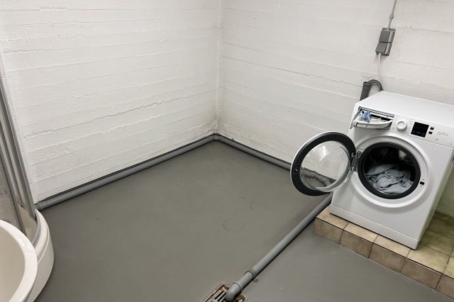 Hauswirtschaftsraum mit Dusche