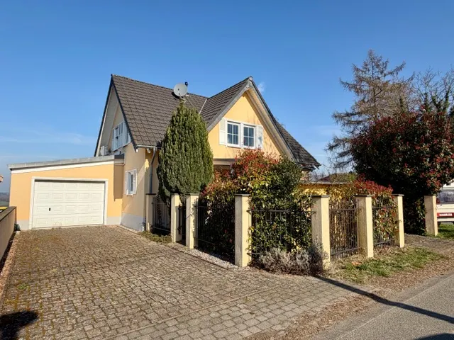 Außenansicht mit Garage