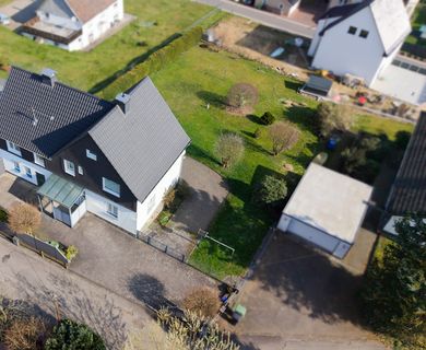 Ein Haus, viele Möglichkeiten: Flexibles Zweifamilienhaus mit großem Gartenpotenzial!