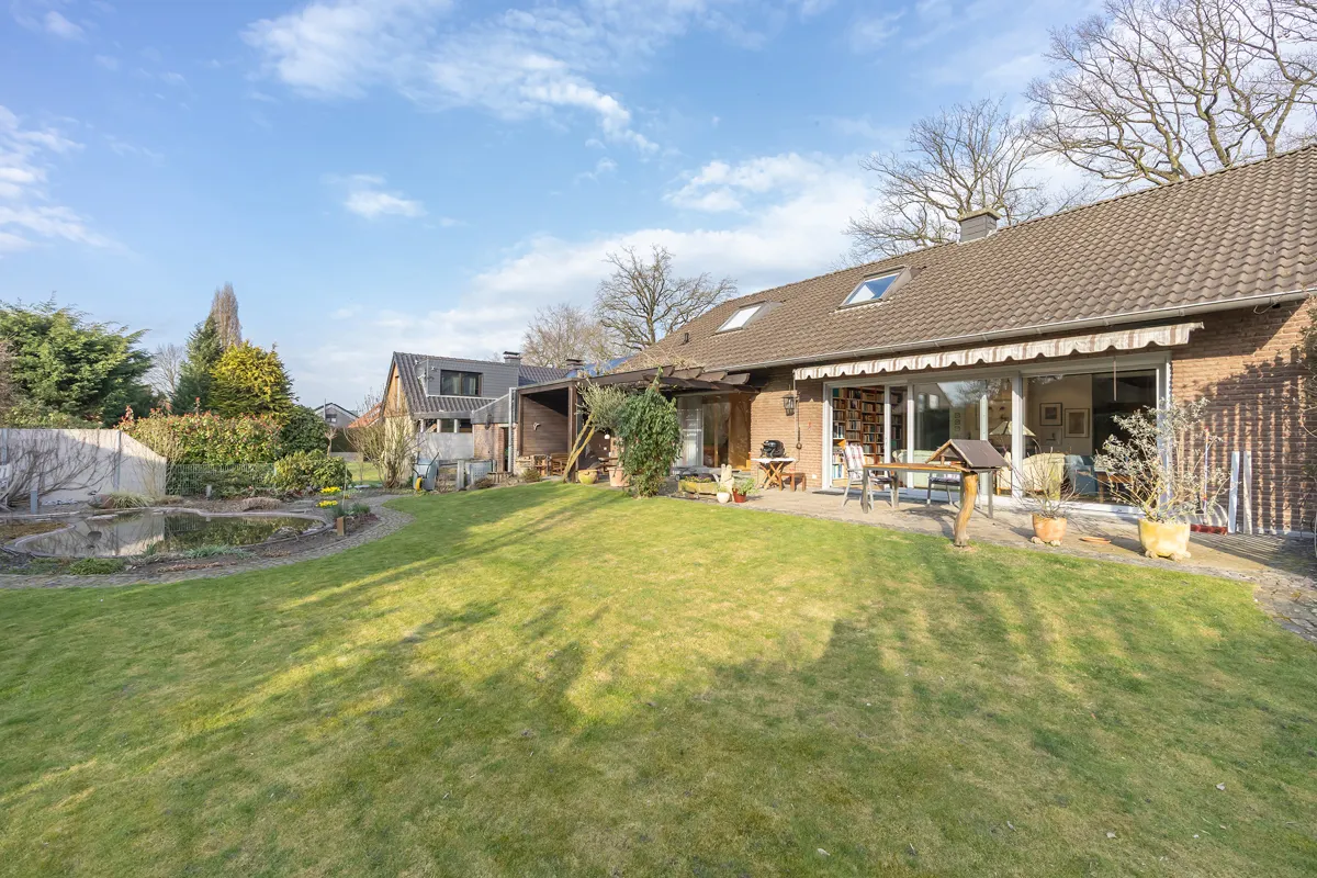 Garten mit Hausansicht
