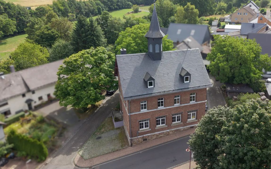 Ehemalige Schule mit Nebengebäude – Wohnen & Vermieten kombinierbar! Nähe Hachenburg!